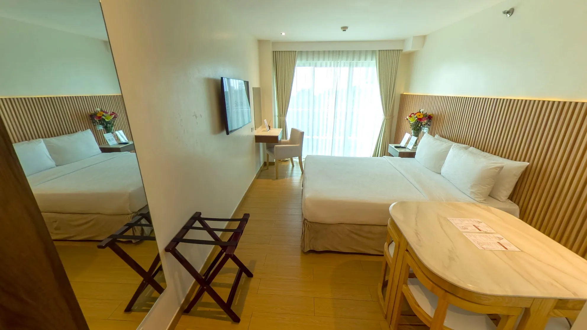 Studio Standard Double Room with a queen bed, wall-mounted TV and a writing desk