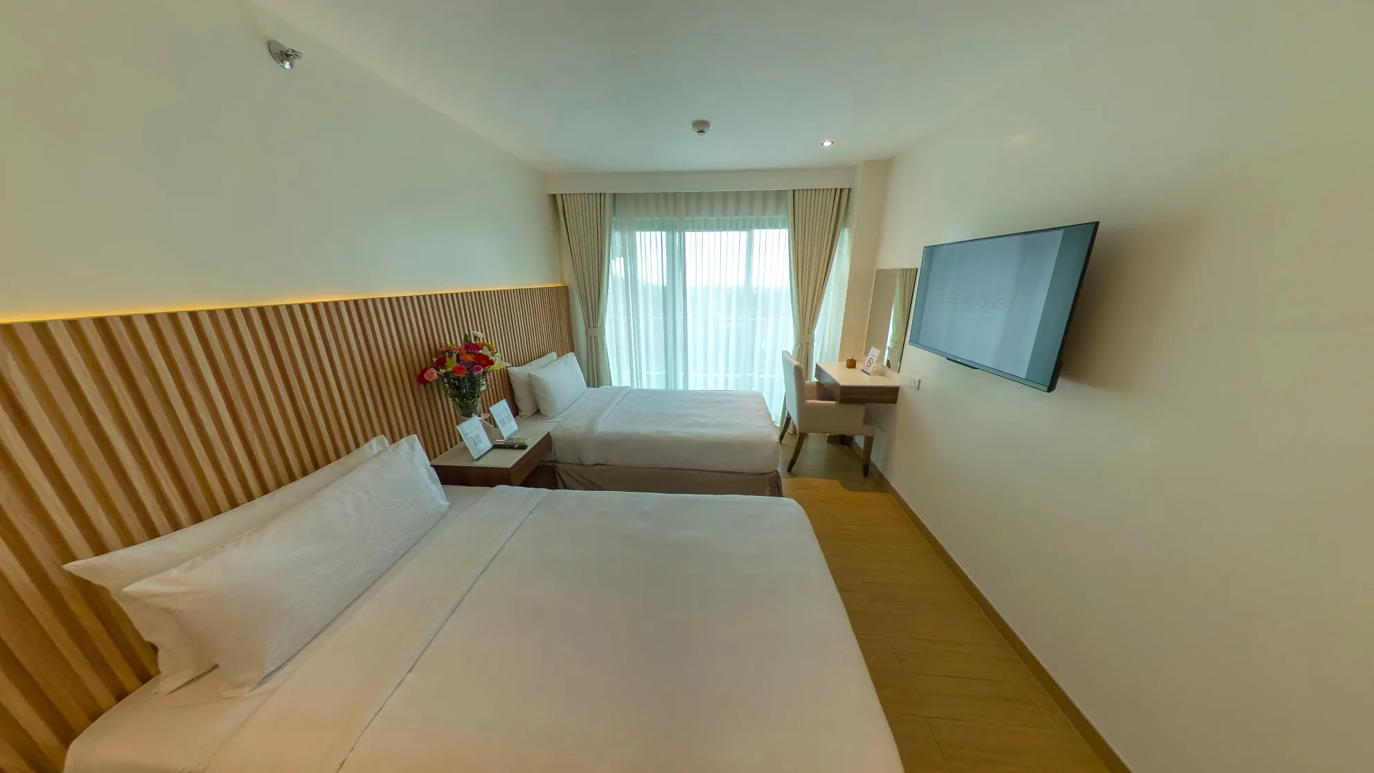 Studio Twin Room with two twin beds and a wall-mounted TV